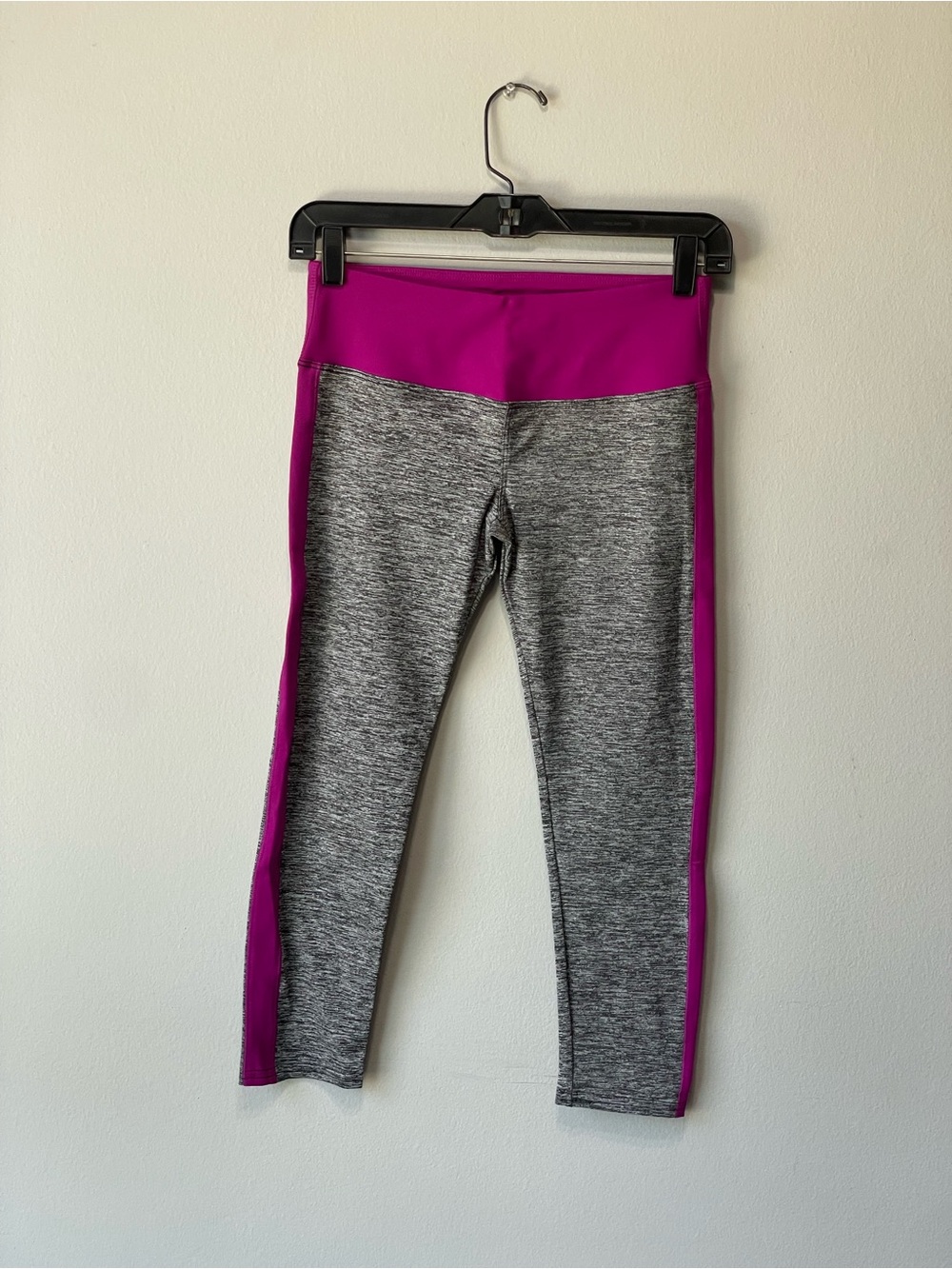 Hard Tail Heather Gray and Magenta Capri Leggings